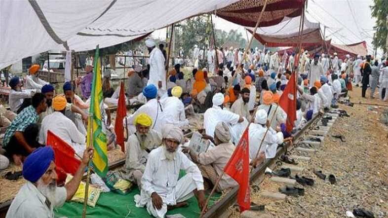 पंजाब में किसान आंदोलन के चलते रेलवे ने ठप की मालगाड़ी सेवा, कई राज्यों में सामानों की सप्लाई प्रभावित