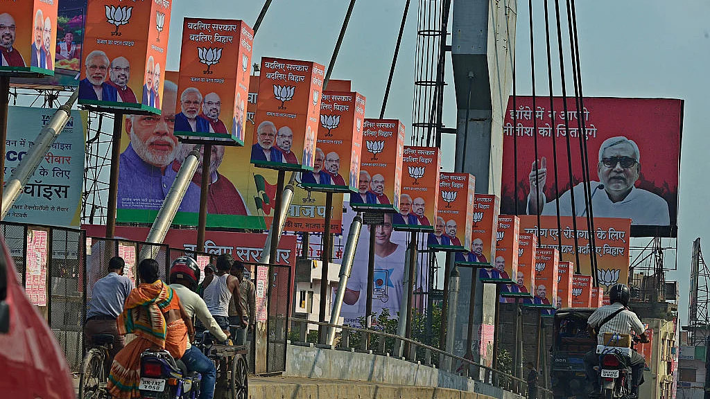 2015 चुनाव के दौरान बिहार की सड़कों पर लगे पोस्टर (फोटो : Getty Images)