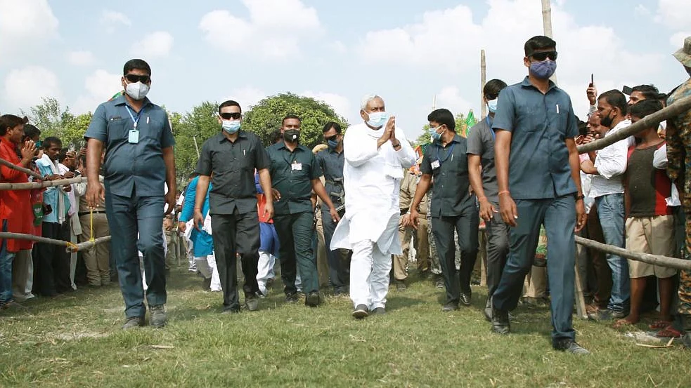 खरी-खरी: सत्ता की खातिर सामाजिक न्याय की पीठ पर छुरा घोंपने वाले नीतीश की कहानी का अंत !