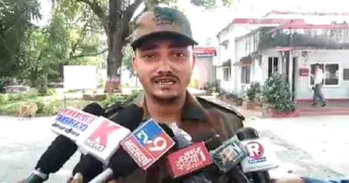 यूपी: थाने में फौजी की पिटाई, रोते हुए पीड़ित बोला- इंसाफ़ नहीं मिला तो CM दफ़्तर के बाहर कर लूंगा आत्मदाह, देखें वीडियो