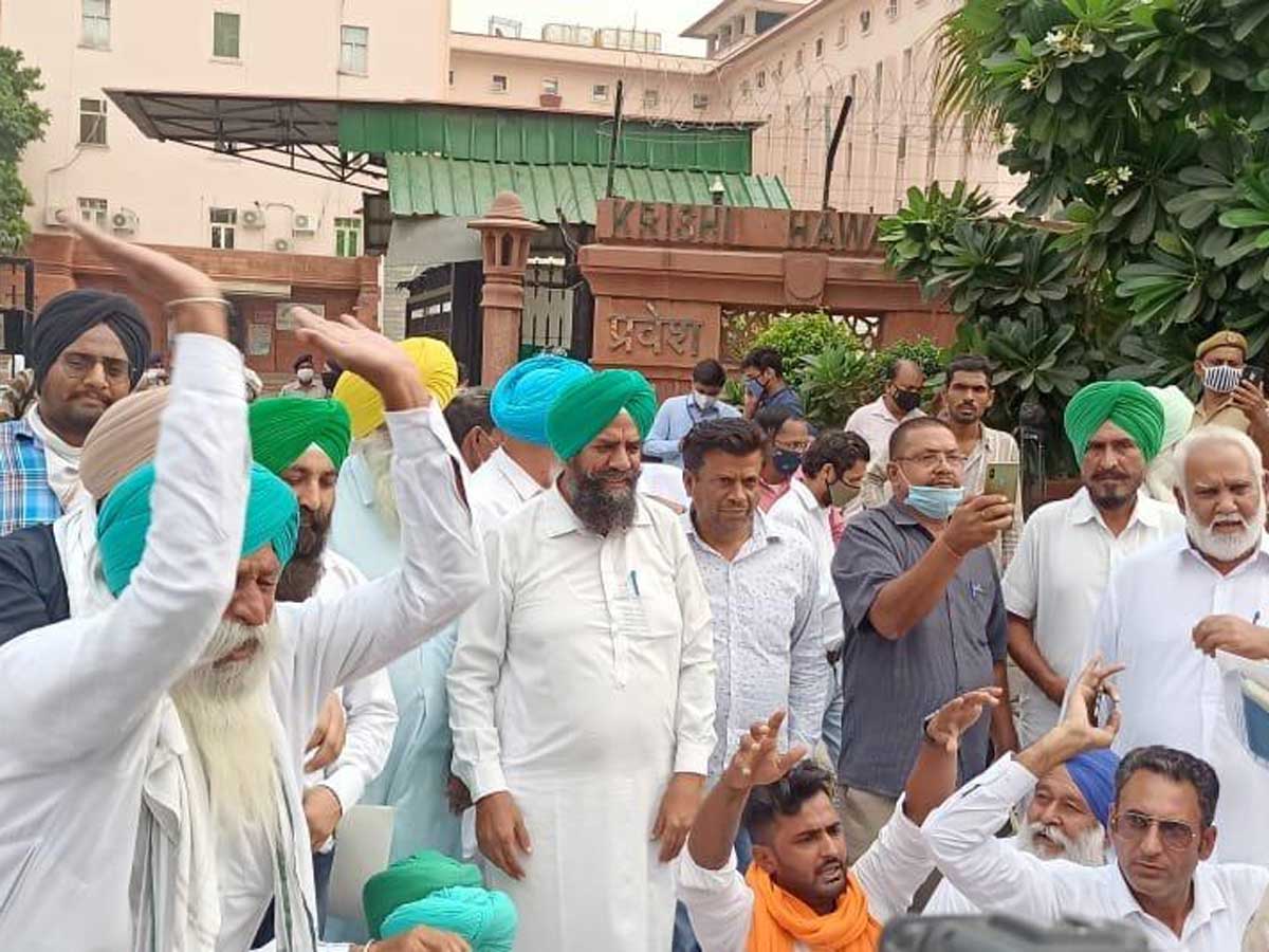 कृषि कानूनों पर बैठक में मंत्री के नहीं रहने से भड़के किसान नेता, धोखा देने का आरोप लगाते हुए किया बहिष्कार