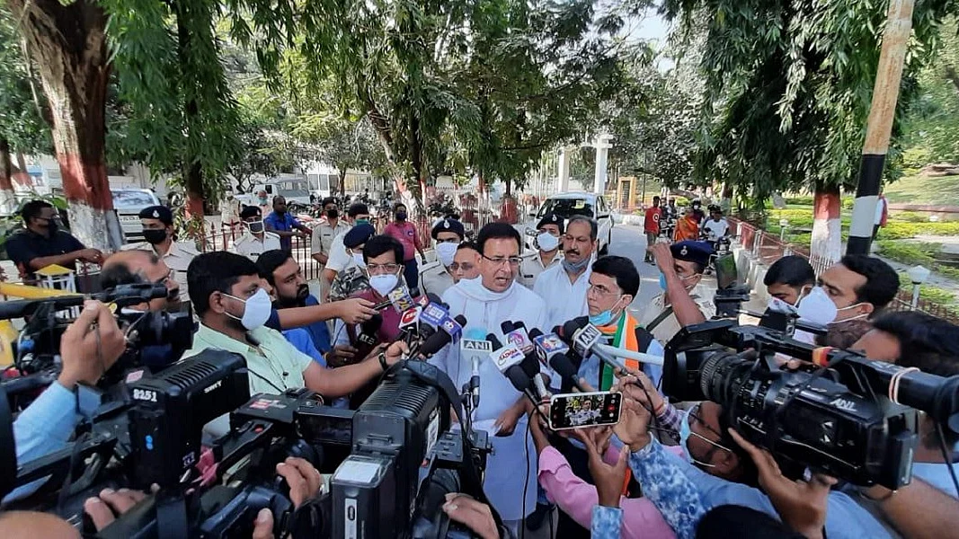 बिहार चुनावः मुंगेर हिंसा के खिलाफ कांग्रेस नेता राज्यपाल से मिले, नीतीश-बीजेपी सरकार को बर्खास्त करने की मांग