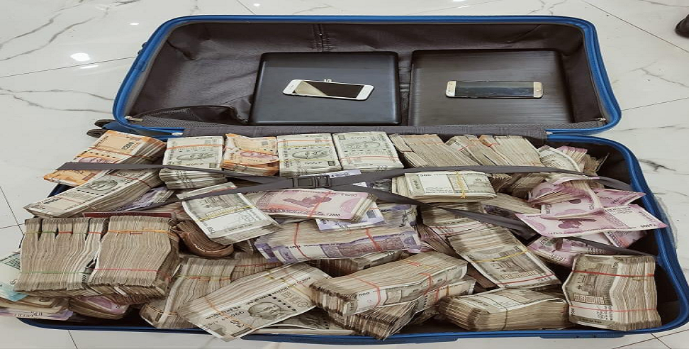 कोलकाता में एक घर से 1.62 करोड़ रुपये की नगदी और सोने के गहने जब्त, छापेमारी करने वाली STF टीम के उड़े होश!