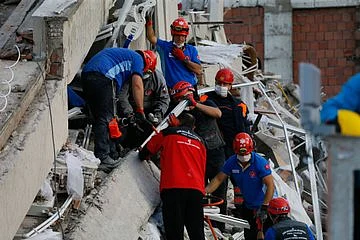 तुर्की-ग्रीस में भूकंप से भीषण तबाही, 17 लोगों की मौत, साल 1999 में 17000 लोगों की गई थी जान, देखें तस्वीरें