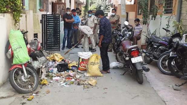 हाथरस कांड: DM की ‘धमकी’ वाले बयान के खिलाफ लोगों का फूटा गुस्सा, उनके घर के बाहर फेंका कचरा