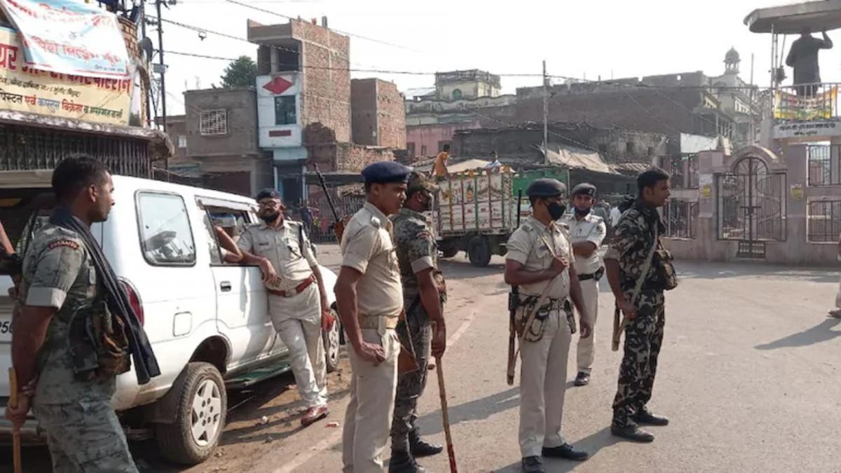 बिहार : मतदान से ऐन पहले मुंगेर में पुलिस और लोगों के बीच फायरिंग, गोली लगने से एक की मौत, कई पुलिस वाले जख्मी