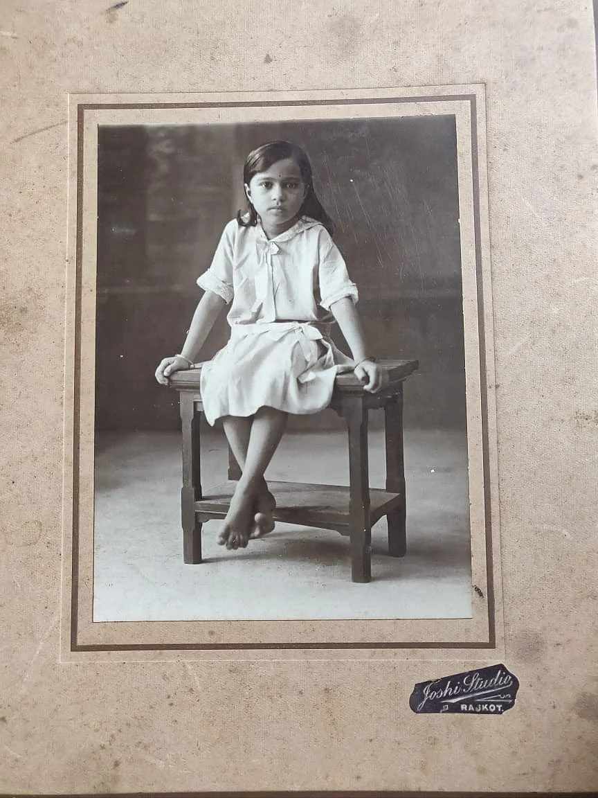 शिवानी जी की अनदेखी तस्वीर, यह तस्वीर राजकोट में उस समय की है जब उनके पिता राजकोट में रहते थे