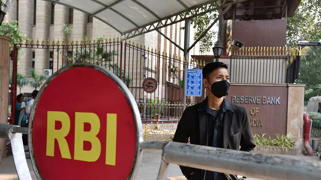 अर्थ जगत की 5 बड़ी खबरें: RBI ने नहीं किया रेपो रेट में कोई बदलाव और उछाल के साथ बंद हुआ शेयर बाजार
