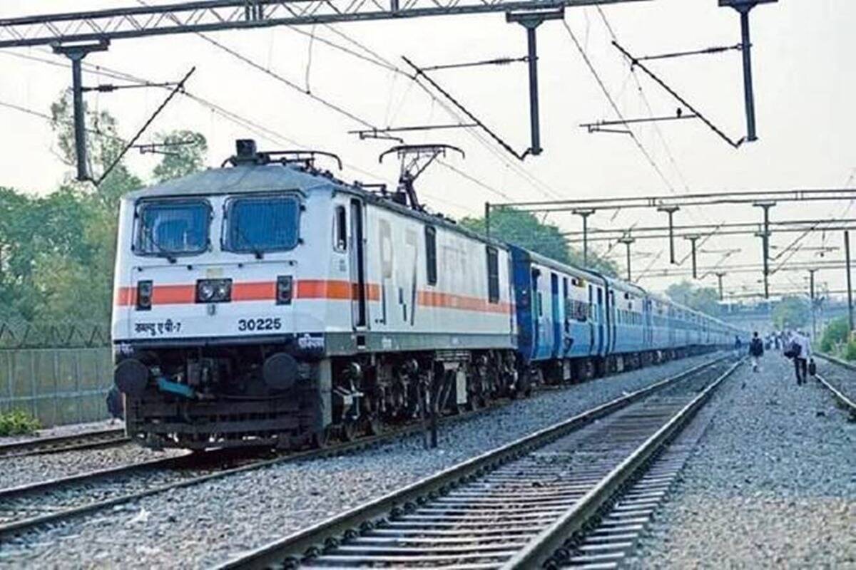 आज से बदल रहा है रेलवे का ये नियम, ट्रेन छूटने से आधे घंटे पहले जारी होगा दूसरा आरक्षण चार्ट
