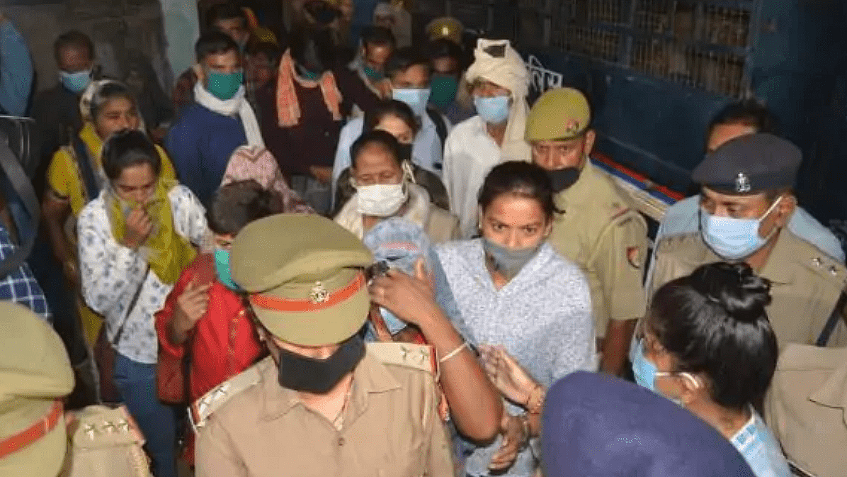 हाथरस कांड: हाईकोर्ट में बोला पीड़ित परिवार - पुलिस ने परेशान किया, डीएम ने धमकाया