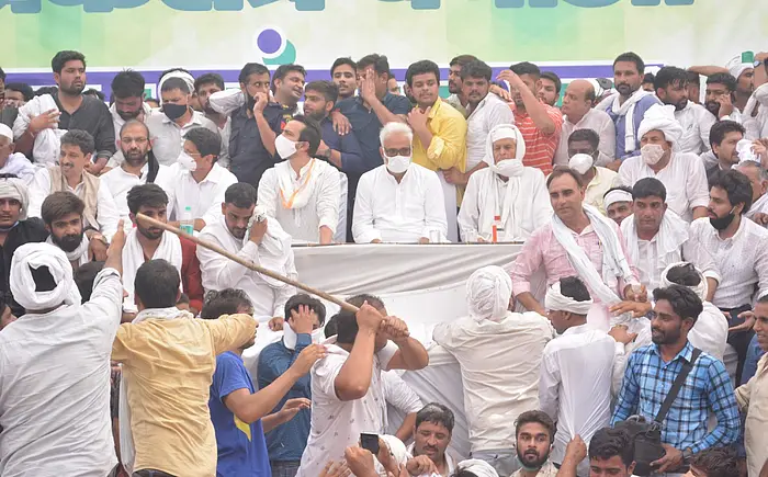 मुजफ्फरनगर में 'लोकतंत्र बचाओ' महापंचायत में विपक्ष का बीजेपी पर तीखा हमला, कहा - सरकार का अहंकार तोड़ना जानते हैं!