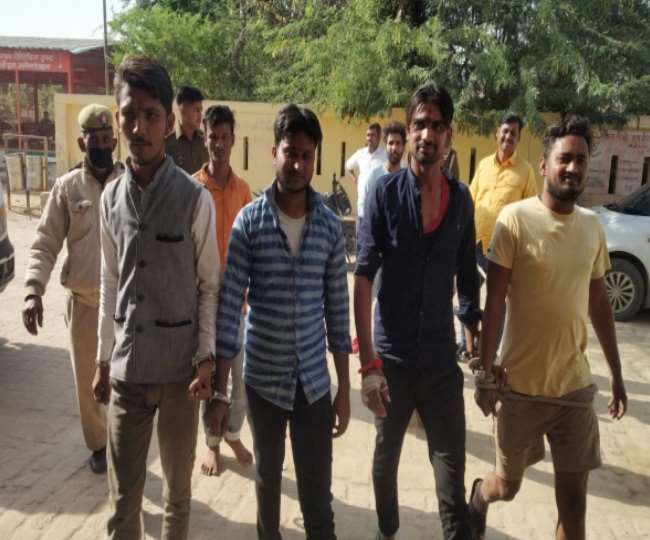 मथुरा में मंदिर में नमाज के बदले ईदगाह में हनुमान चालीसा का पाठ, चार युवक हिरासत में लिए गए