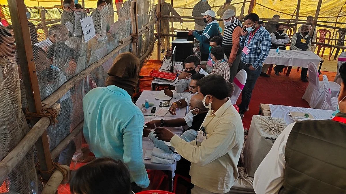 बिहार चुनाव: कभी भी पलट सकती है बाजी! करीब सवा सौ सीटों पर 3000 से 500 वोटों के अंतर से लड़ाई