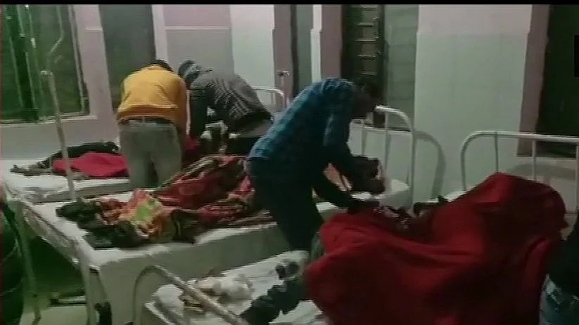 लखनऊ-आगरा एक्सप्रेस-वे पर भीषण सड़क हादसा, डिवाइडर से टकराकर पलटी बस, 20 यात्री घायल