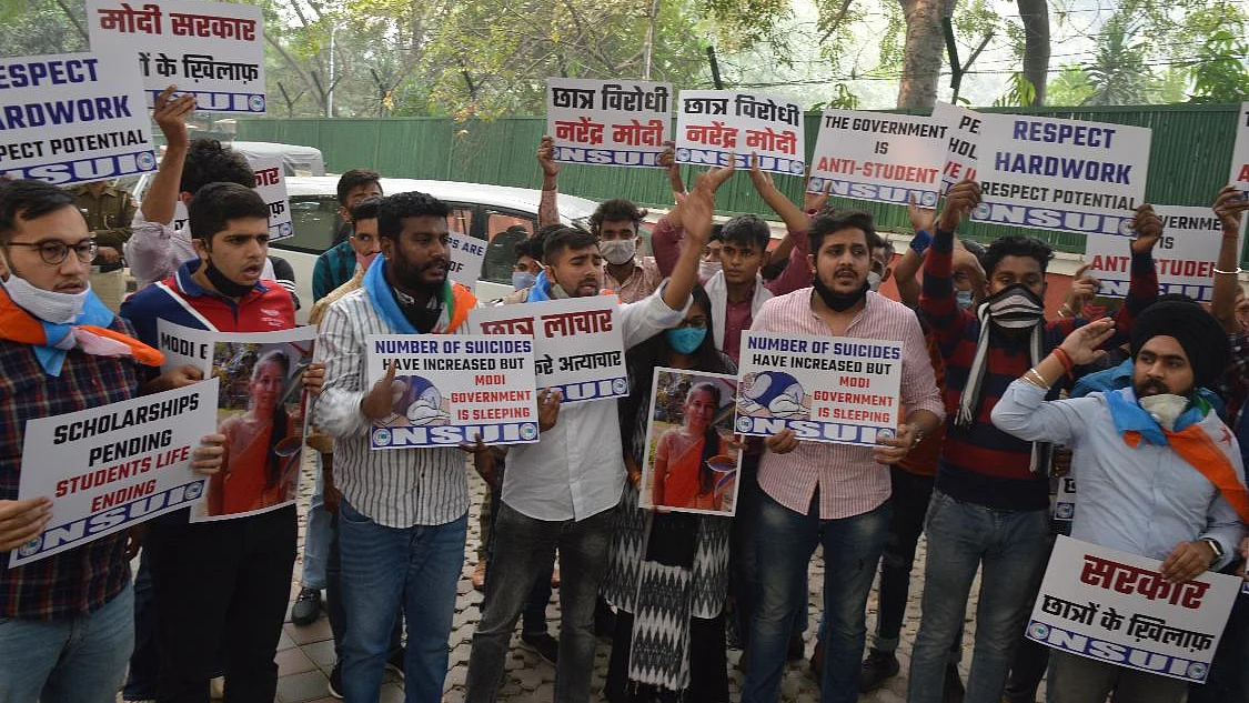 LSR की छात्रा को न्याय के लिए NSUI ने घेरा शिक्षा मंत्री का घर, छात्रवृत्ति रुकने पर कर ली थी खुदकुशी