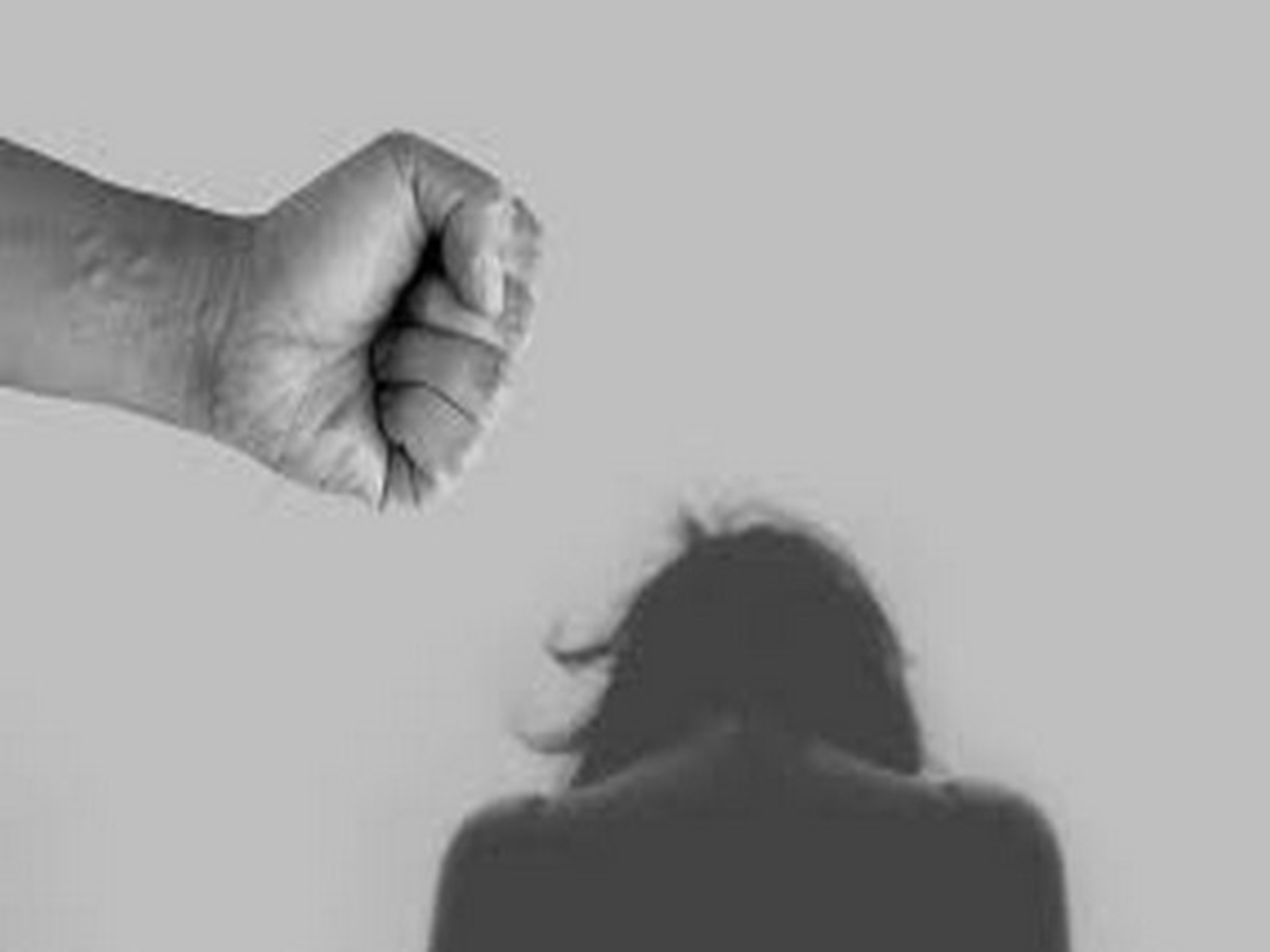 कोरोना महामारी में घर में भी सुरक्षित नहीं महिलाएं! घरेलू हिंसा बढ़ी, रिपोर्ट से खुलासा