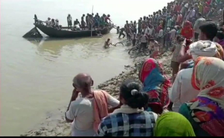 बिहार के भागलपुर में दर्दनाक हादसा, 100 लोगों को ले जा रही नाव गंगा में पलटी, 5 की मौत, कई की तलाश जारी
