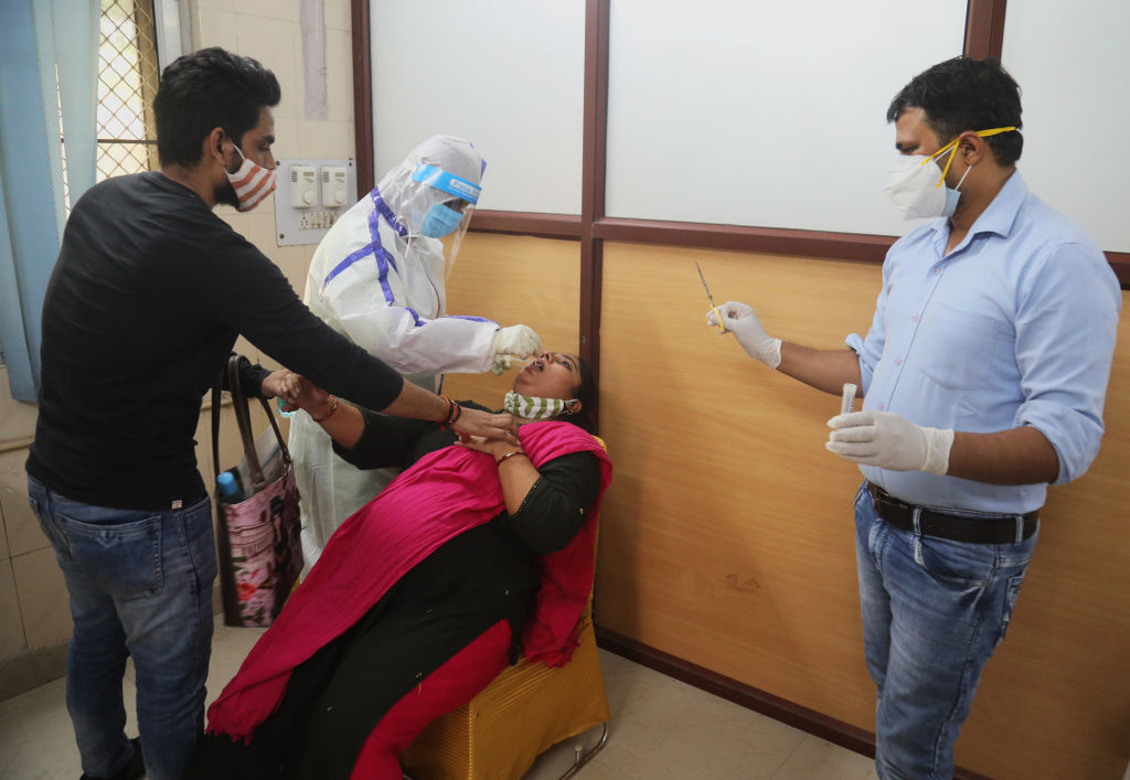 दिल्ली में कम नहीं हुआ कोरोना का कहर! 24 घंटे में 3,235 नए केस, 95 मरीजों की मौत, सरकार ने बुलाई आपात बैठक