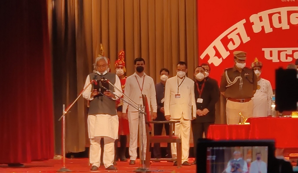 सातवीं बार बिहार के मुख्यमंत्री बने नीतीश कुमार, बीजेपी के दो डिप्टी सीएम के साथ कैबिनेट ने ली शपथ