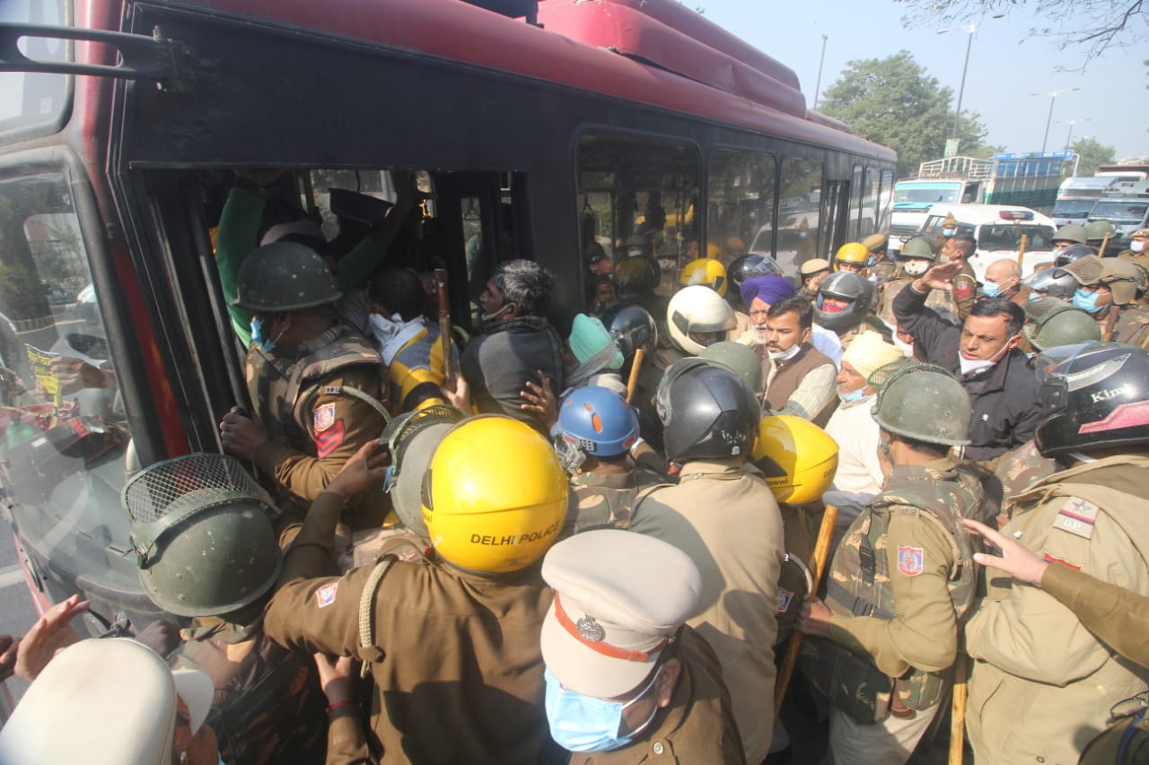 किसानों को दिल्ली में प्रवेश करने से रोकने के लिए बॉर्डर पर बढ़ाई गई सुरक्षा, मेट्रो बंद, डायवर्ट की गई ट्रैफिक