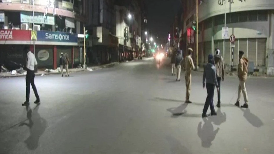 कोरोना को रोकने के लिए अहमदाबाद में लगा 60 घंटे का कर्फ्यू, जरूरी सामान के लिए बाजार दौड़े लोग, अफरा-तफरी मची