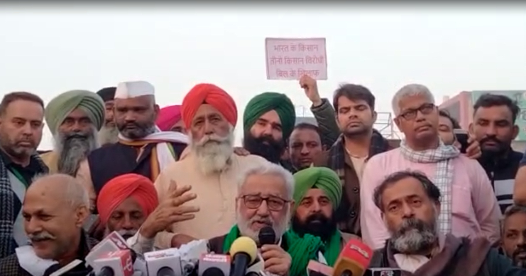आंदोलनकारी किसानों की सरकार से मांग, संसद का विशेष सत्र बुलाकर निरस्त किए जाएं नए कृषि कानून