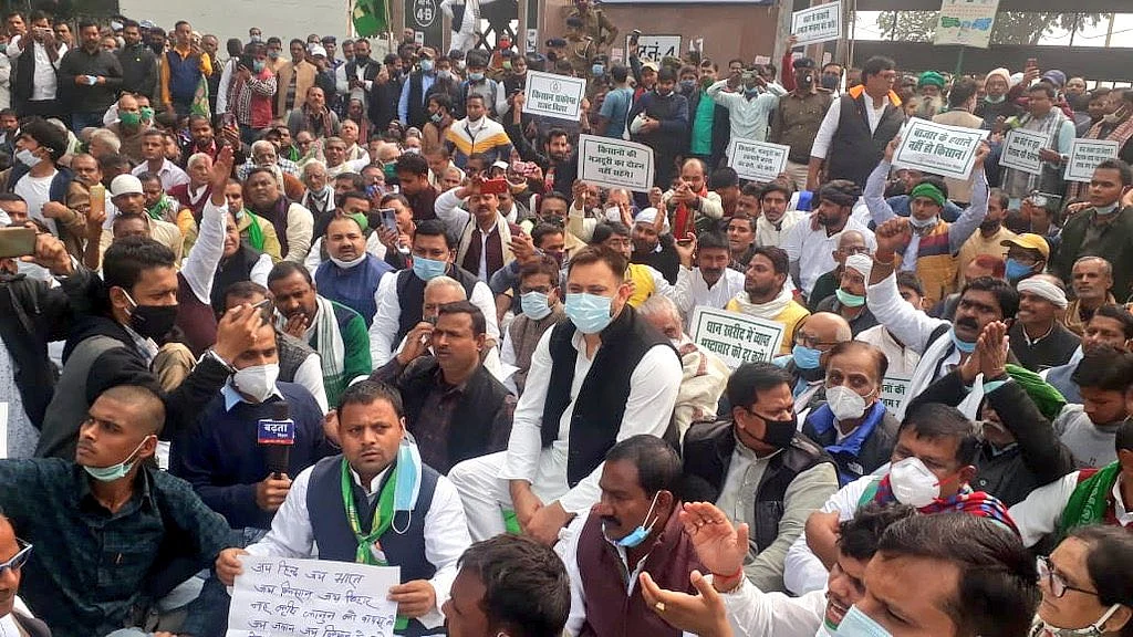 गोडसे को पूजने वाले लोग पटना पधारे हैं, अनुकंपाई सीएम ने गांधी मूर्ति को कैद कर लिया, तेजस्वी का नीतीश पर निशाना