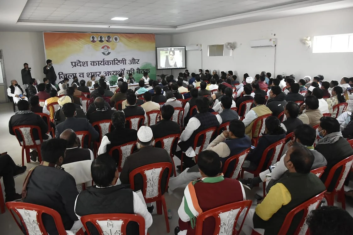 मिशन 2022 को लेकर एक्शन में प्रियंका गांधी, UP के नेताओं को 20 दिन प्रवास पर रहने के दिए निर्देश