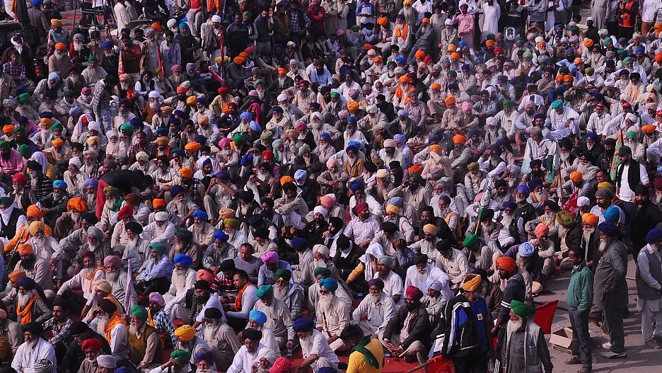 सिंघु बॉर्डर पर तेज हुआ किसान आंदोलन, मोदी सरकार के खिलाफ जमकर हो रही नारेबाजी