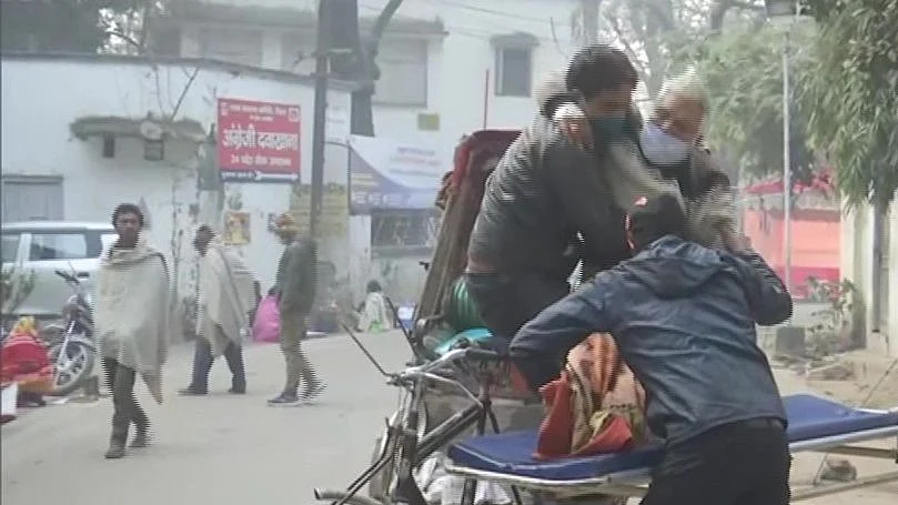 बिहार: पटना में जूनियर डॉक्टरों की हड़ताल से बढ़ी मुश्किलें, मरीज दर-दर भटकने को हुए मजबूर