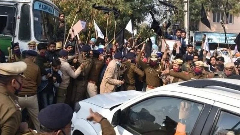 हरियाणा के सीएम खट्टर का अंबाला में डंडे और काले झंडे से स्वागत, नाराज किसानों ने रोका रास्ता