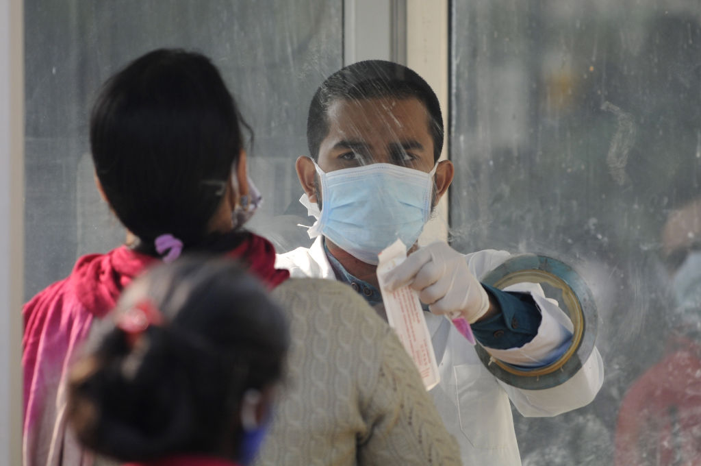 दिल्ली वासियों के लिए राहत की खबर! कोरोना के नए स्ट्रेन से संक्रमित किसी और के संपर्क में नहीं आए