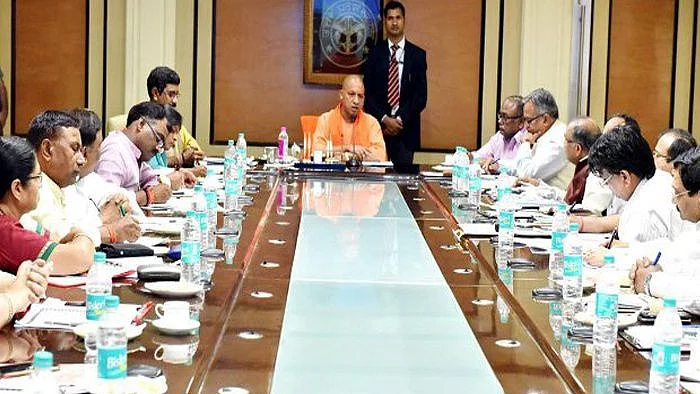 नए साल के पहले हाथरस समेत यूपी के 11 जिलों के डीएम बदले, 17 IAS अधिकारियों का तबादला