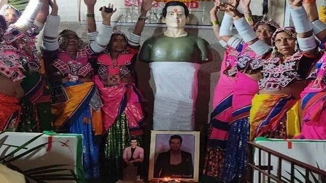 वीडियो: इस गांव के लोगों ने सोनू सूद को दिया भगवान का दर्जा, मंदिर बनाकर की जा रही पूजा