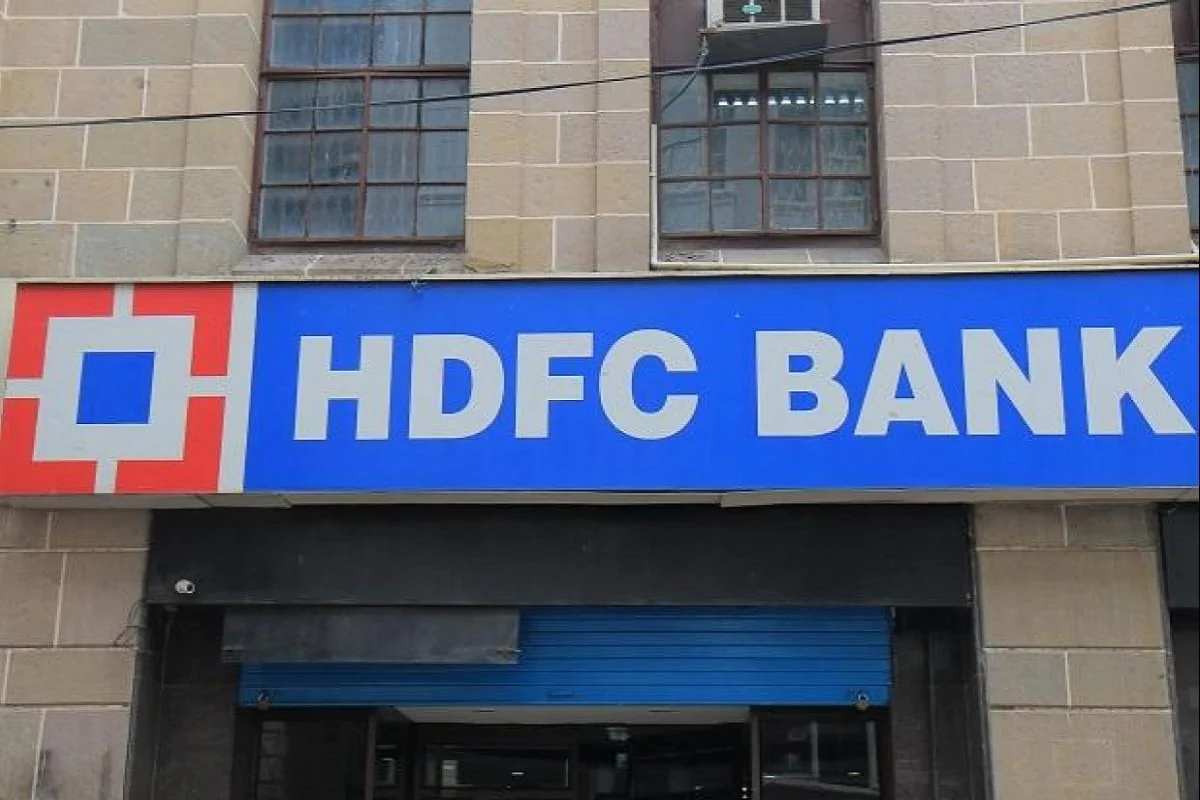 HDFC बैंक के ग्राहकों के लिए बड़ी खबर, RBI ने इस सुविधा पर लगाई रोक, जाने क्यों?