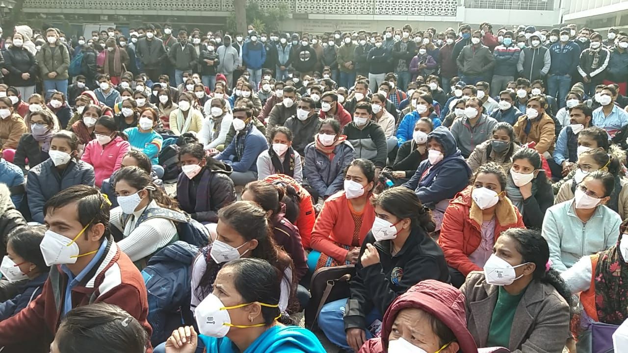 AIIMS में नर्सो की हड़ताल का पड़ने लगा असर, आपात सेवाओं में कटौती पर विचार, और गंभीर हो सकते हैं हालात