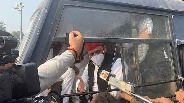 'किसान यात्रा' में शामिल होने से रोकने पर धरने पर बैठे अखिलेश, पुलिस ने हिरासत में लिया
