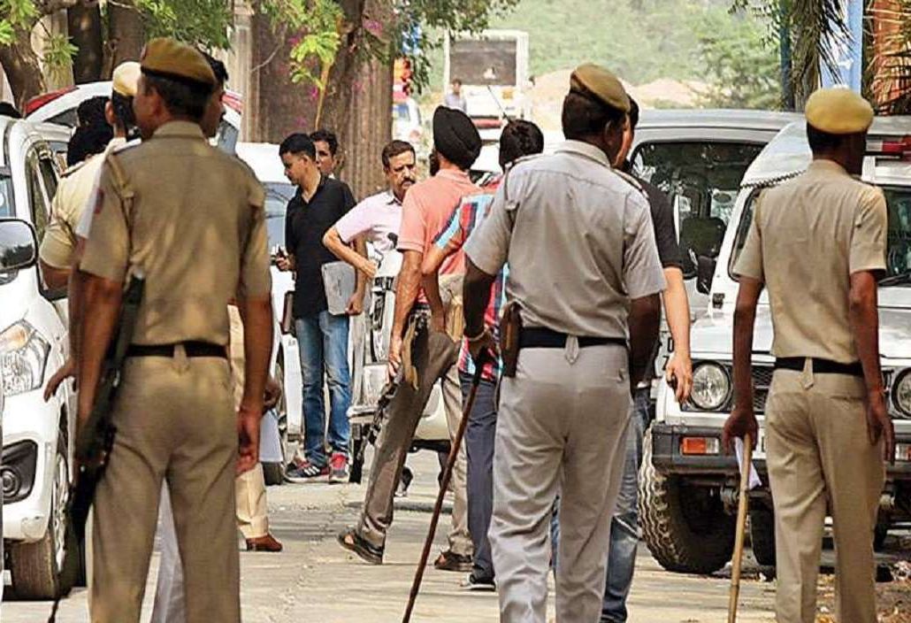 यूपी में अपराधियों के हौसले बुलंद, चित्रकूट में कांग्रेस नेता की गोली मार कर हत्या, कुशीनगर में 9 साल के बच्चे का अपहरण