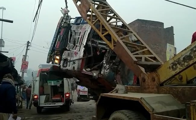 यूपी में भीषण सड़क हादसा, कार पर ट्रक पलटने से 8 लोगों की मौत, 10 लोग थे सवार