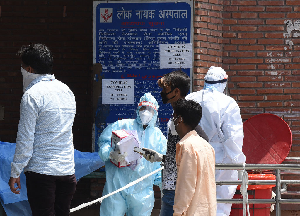 दिल्ली के एलएनजेपी अस्पताल में पकड़ा गया नकली डॉक्टर, जिस डॉक्टर के नाम पर कर रहा था काम उसी ने रखा था वेतन पर