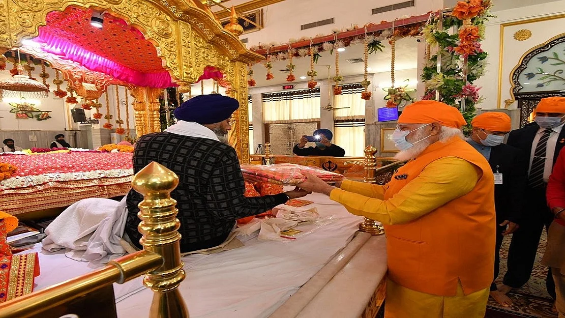 किसान आंदोलन के बीच अचानक दिल्ली के रकाबगंज गुरुद्वारा पहुंचे पीएम मोदी, गुरु तेग बहादुर के बलिदान को किया नमन
