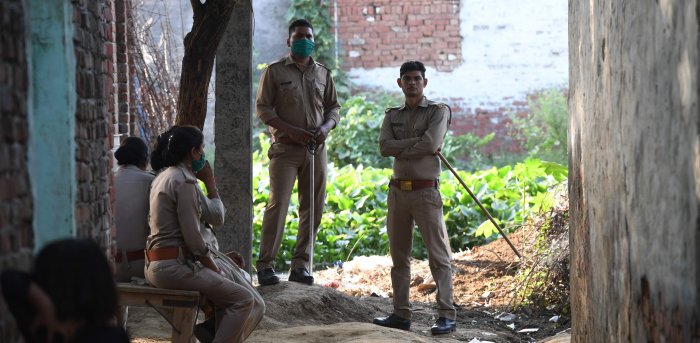 हाथरस केसः सीबीआई चार्जशीट से यूपी पुलिस पर उठे सवाल, समय पर मेडिकल नहीं कराने का भी आरोप