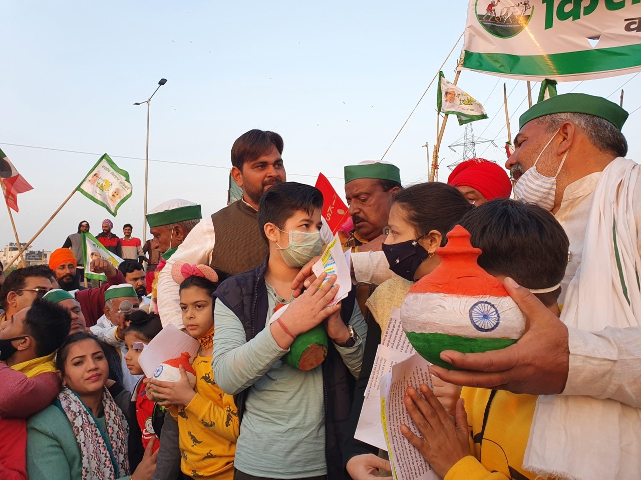 मासूम बच्चे भी आए किसान आंदोलन के समर्थन में, अन्नदाताओं को दान किए अपने गुल्लक