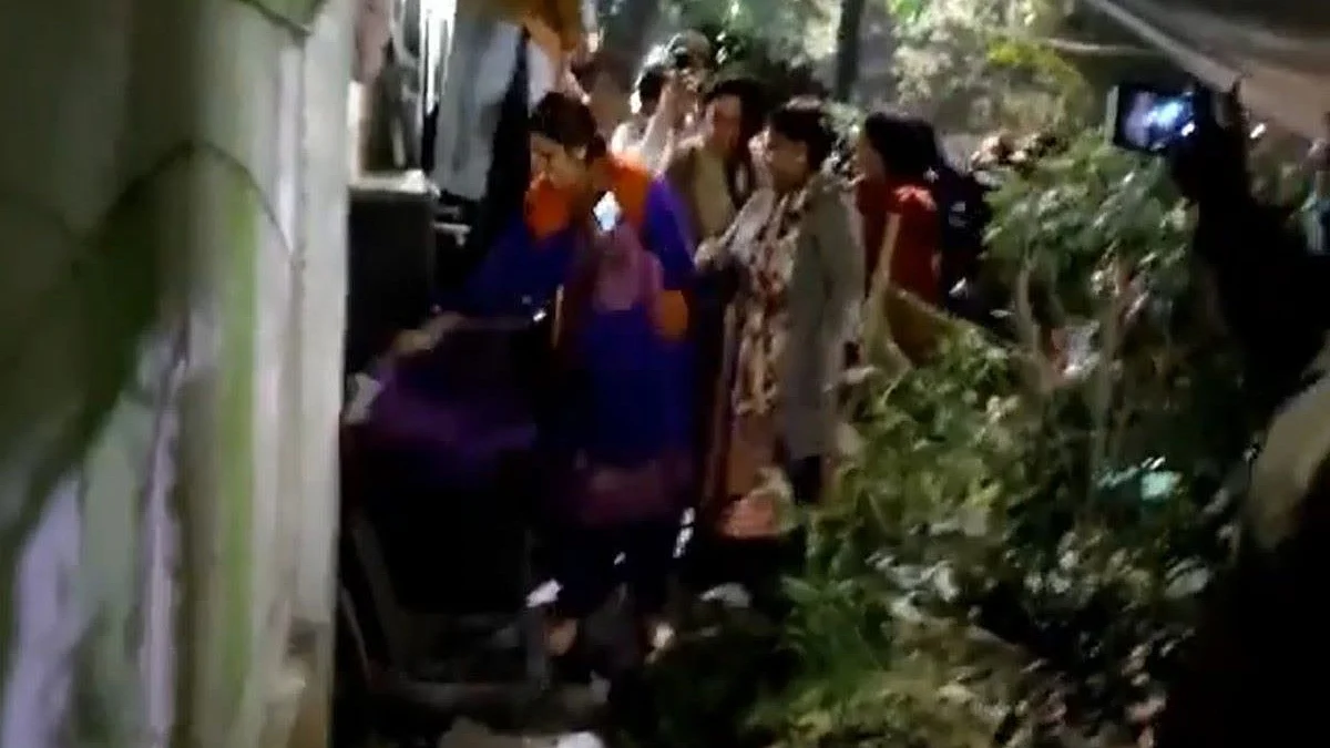 दिल्ली : सीएम हाउस के बाहर तोड़फोड़, बीजेपी कार्यकर्ताओं ने तोड़े सीसीटीवी कैमरे