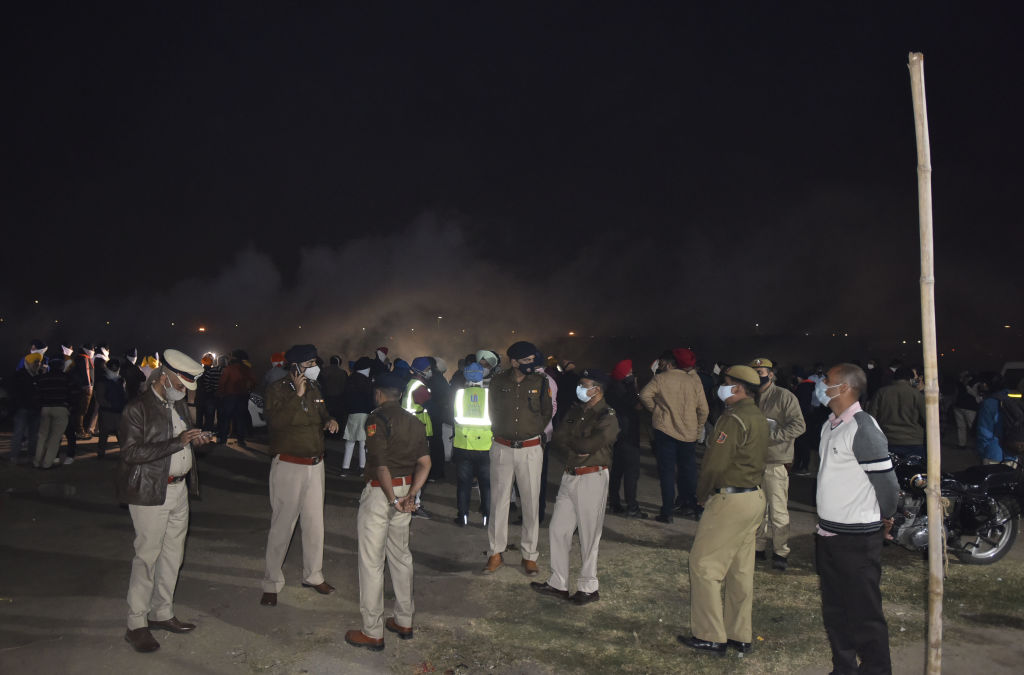 वीडियो: सिंघु बॉर्डर पर तैनात पुलिसकर्मियों को दिया जा रहा काढ़ा, कोरोना-ठंड से बचाने के लिए किए गए ये खास इंतजाम