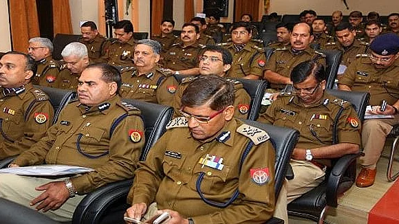 कानून-व्यवस्था पर घिरी योगी सरकार ने 43 आईपीएस अफसरों का किया तबादला, 16 जिलों में नए पुलिस कप्तान को कमान