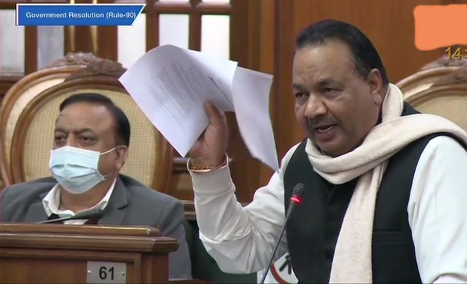 नए कृषि कानूनों को लेकर दिल्ली विधानसभा में हंगामा, AAP विधायकों ने फाड़ी कानून की कॉपी