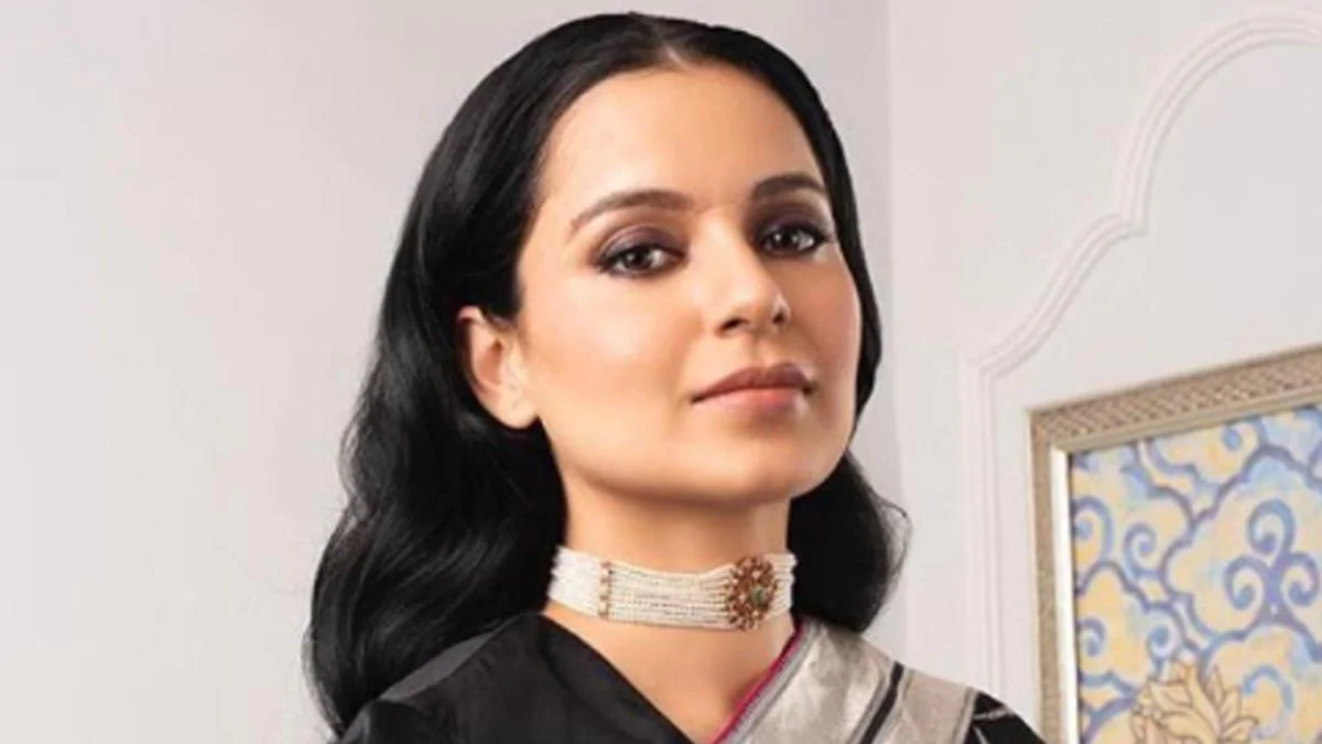 कंगना ने शेयर की रेड बिकनी में फोटो, लोग बोले- देश की संस्कृति की बात करने वाली को ये शोभा नहीं देता, देखें तस्वीरें
