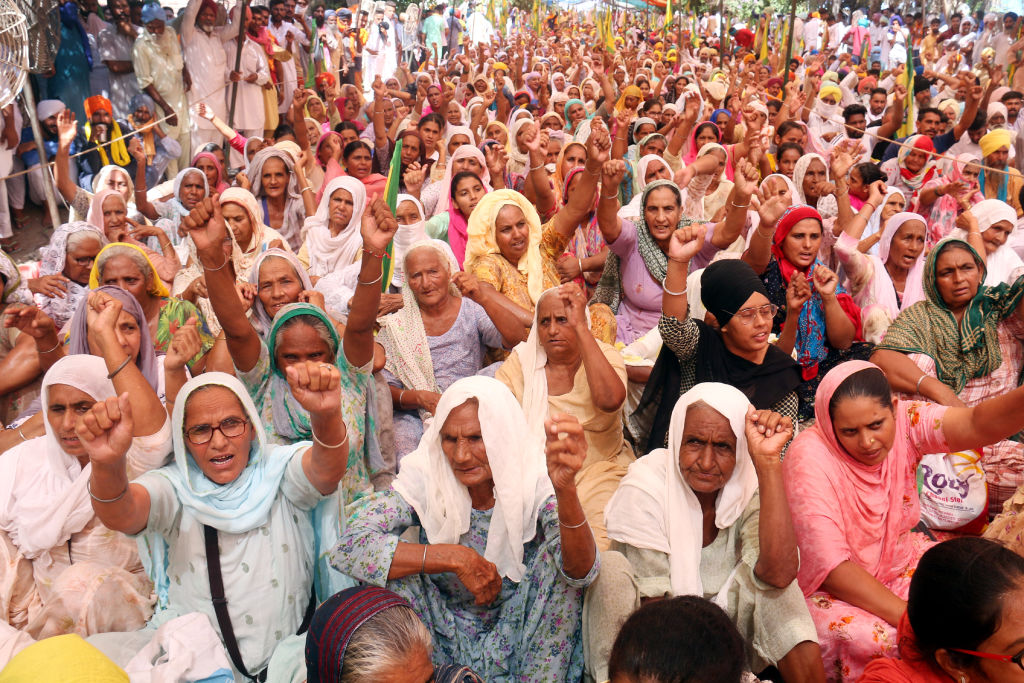 मृणाल पांडे का लेख: महिलाओं के संवैधानिक हकों में निरंतर लगती सेंध और स्त्री प्रश्नों के आईने में राज-समाज
