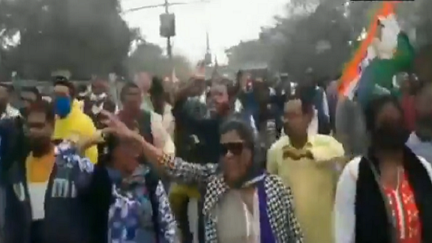 बड़ी खबर LIVE: बंगाल के गद्दारों को, गोली मारो .... को, कोलकाता में TMC की रैली से पहले लगे नारे, देखें वीडियो